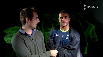 Jogador do Tottenham mascara-se para assustar colegas