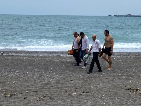 Boğulma tehlikesi geçiren kadını kurtarmak isterken canından oluyordu