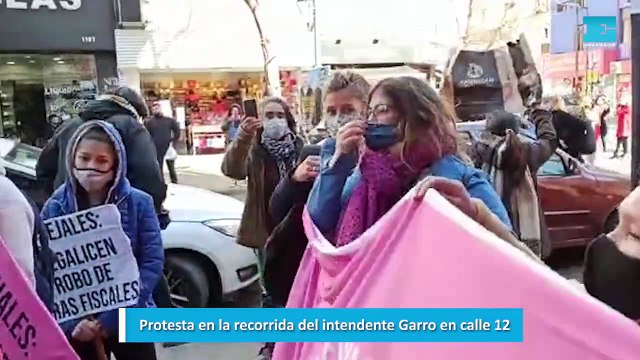 Protesta en la recorrida del intendente Garro en calle 12