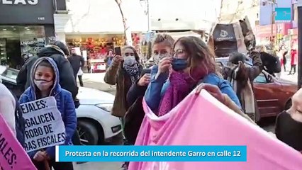 Protesta en la recorrida del intendente Garro en calle 12