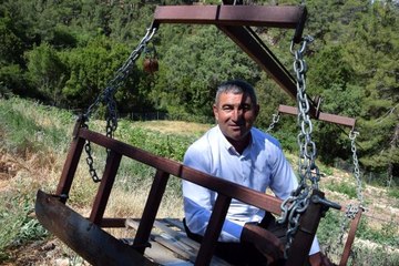 Kumluca'da, sarp bölgelerdeki ürünlerini taşımak için teleferik yaptılar