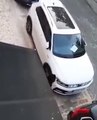 Populares imobilizam jovem que andava a danificar carros com uma barra metálica no Bairro Alto
