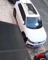 Populares imobilizam jovem que andava a danificar carros com uma barra metálica no Bairro Alto