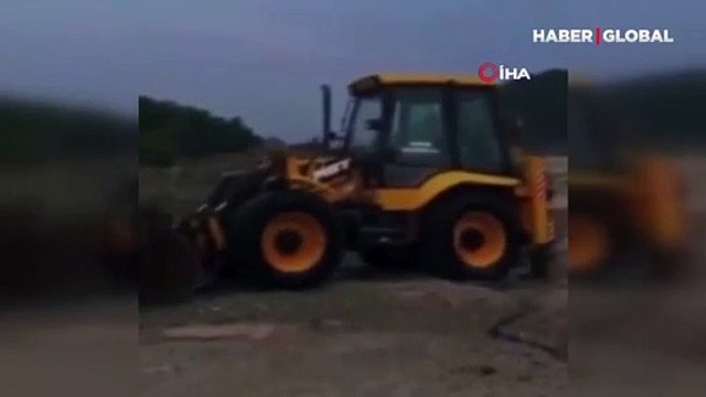 Sinop'ta sel suları iş makinesini yuttu