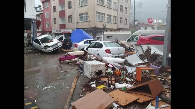 Son dakika haber: Bir ilçe savaş alanına döndü: Sel suları araçları sürükledi, ev ve iş yerlerini yerle bir etti