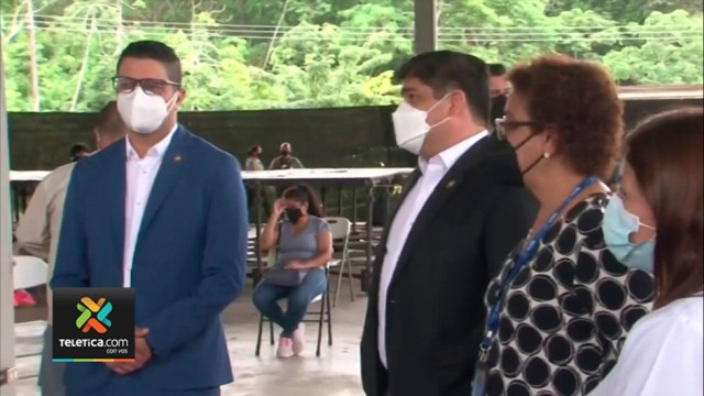 tn7-presidente-alvarado-y-ministro-salas-visitan-vacunatorio-en-desamparados-110821