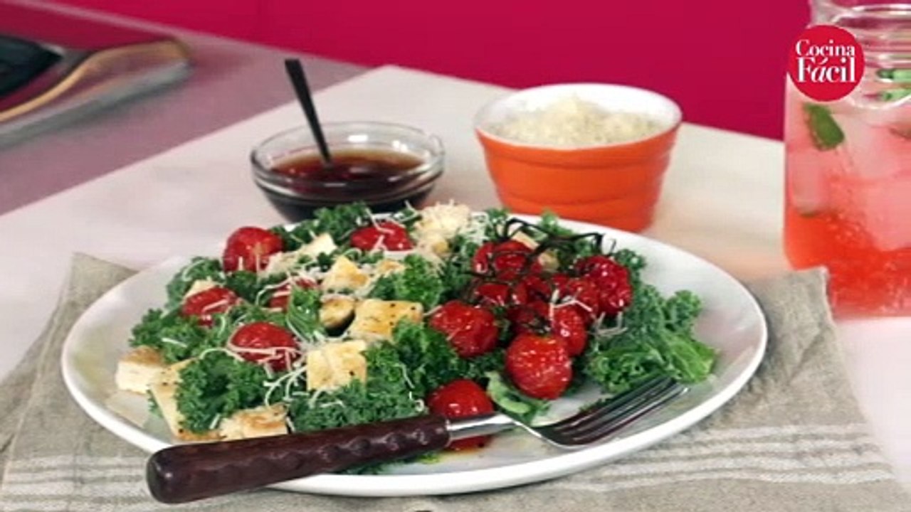 Ensalada de pollo con kale y jitomate ‍ - Cocina Fácil
