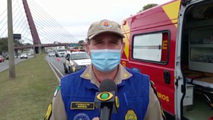 Colisão entre carro e moto provoca um corte na lateral de automóvel