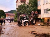 Savaş alanına dönen ilçede mahsur kalanlar kepçe ile kurtarılıyor