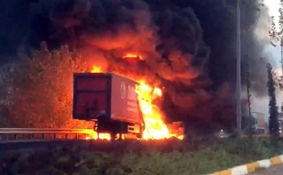 Klima yüklü TIR'ın dorsesi alev alev yandı