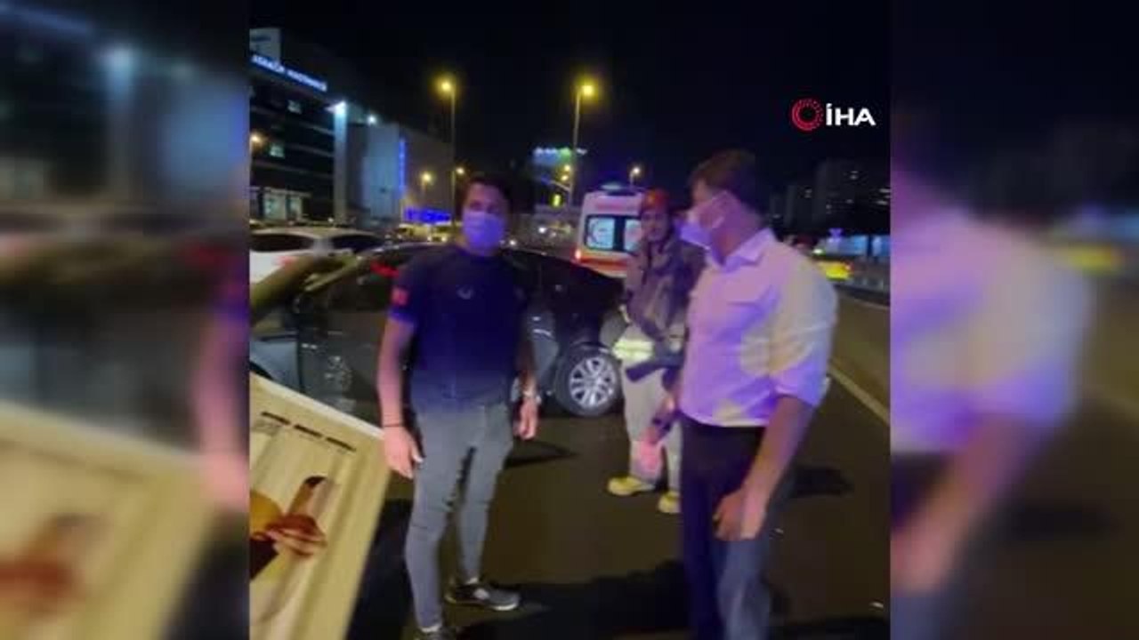 Son dakika haberi! Otomobil aydınlatma direğine çarptı, kazazedelerin yardımına belediye başkanı koştu