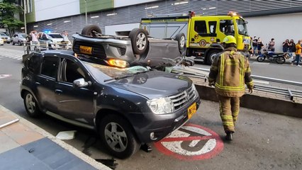 Vehículo cayó, desde el tercer piso de un edificio, sobre otro carro en Medellín