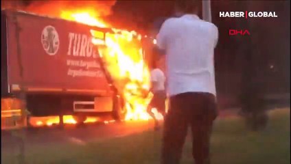 Klima yüklü TIR'ın dorsesi alev aldı: Yol savaş alanına döndü