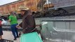 La #caravana #migrante de #Honduras en las vias del tren reciben comida agua y ayuda de la Casa Franciscana Guaymas A.C. en su viaje epico a los estados unidos de norte america para buscar una vida mejor