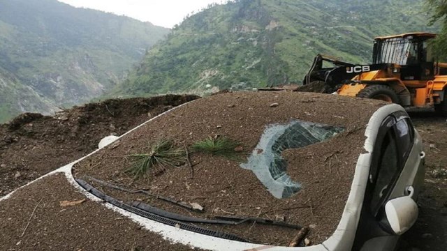 Kinnaur: Nature havoc, mountain cracked, bus fell into ditch