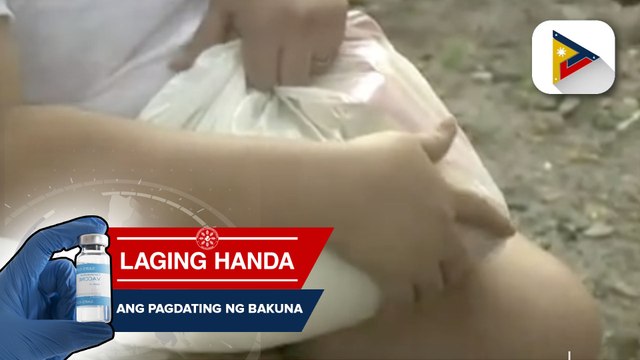 Bigayan ng ayuda sa isang payout site sa Las Piñas City, may scheduling; PNP Chief Eleazar, ininspeksyon ang naturang cash aid distribution site