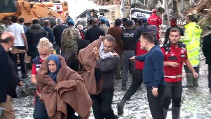 Mahsur kalan bir kadın 2 çocuk 17 saat sonra kurtarıldılar