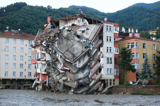 Kastamonu'nun Bozkurt ilçesindeki sel felaketinin boyutu gün ağarınca ortaya çıktı! Dere yatağındaki binalar çöktü