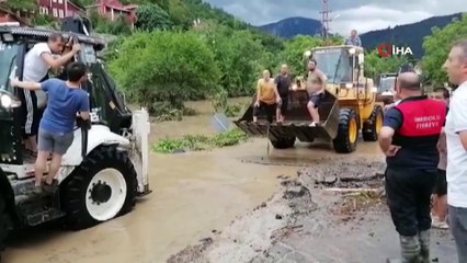 Selde mahsur kalanlar iş makineleriyle taşınıyor