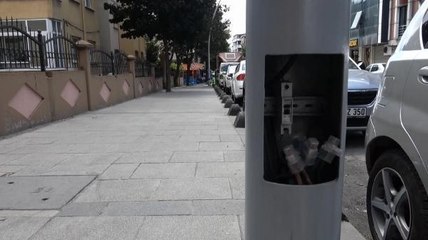 SULTANGAZİ'DE AYDINLATMA DİREKLERİNİN KAPAKLARI ÇALINDI