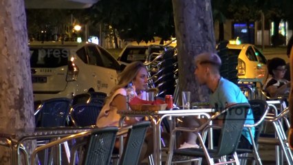 Rocío Flores y su novio Manuel, 'marchando un bocata de calamares'