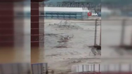 Kastamonu'da selde okul camına çıkan kadın kurtarılmayı böyle bekledi