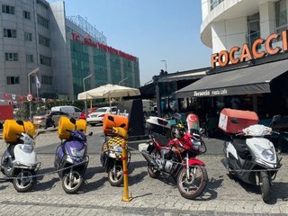 MOTOSİKLETLİ KURYELERİN KAPIDA KALMA İSYANI