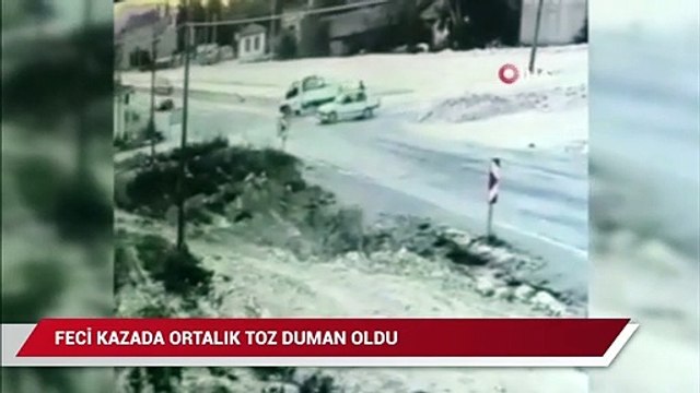 Minibüsle otomobilin çarpıştığı kazada ortalık böyle toz duman oldu