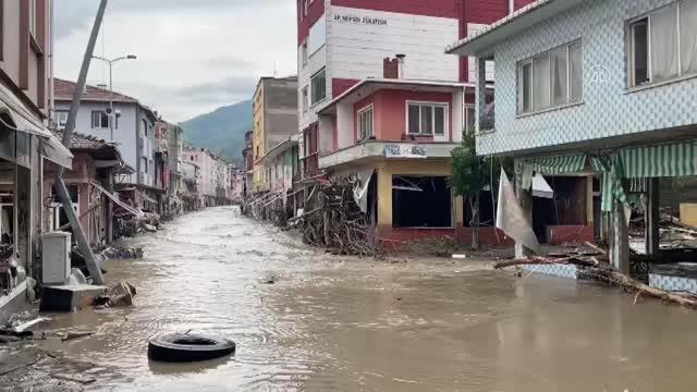 KASTAMONU - Evleri sular altında kalan vatandaşlar botlarla tahliye edildi