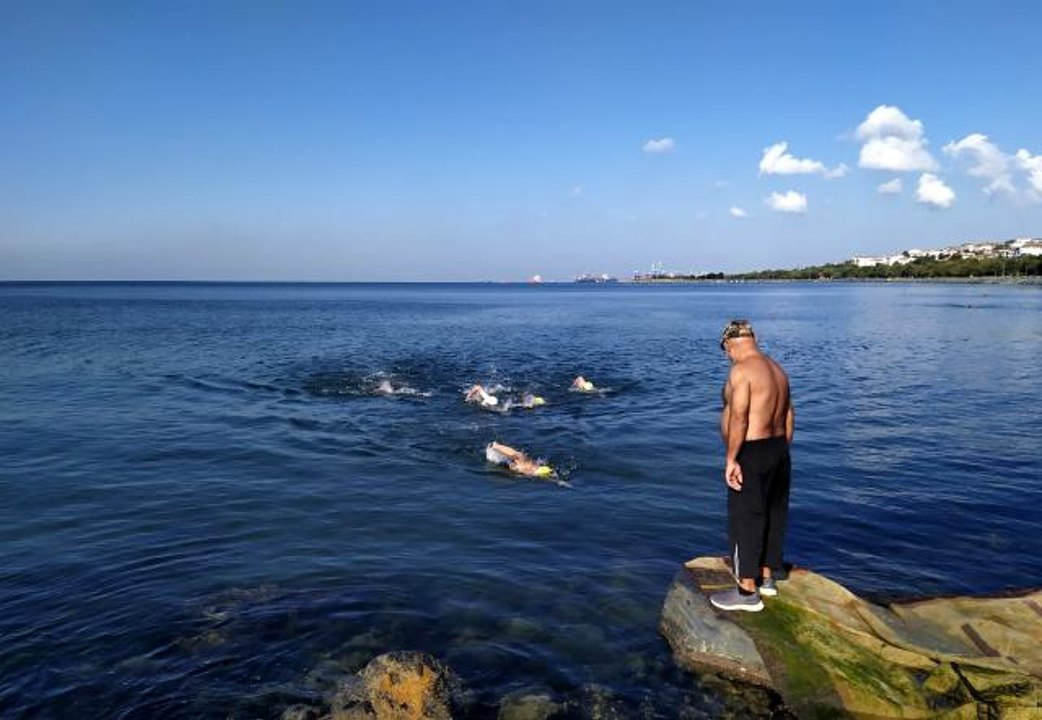 Her sabah yüzerek güne başlıyorlar