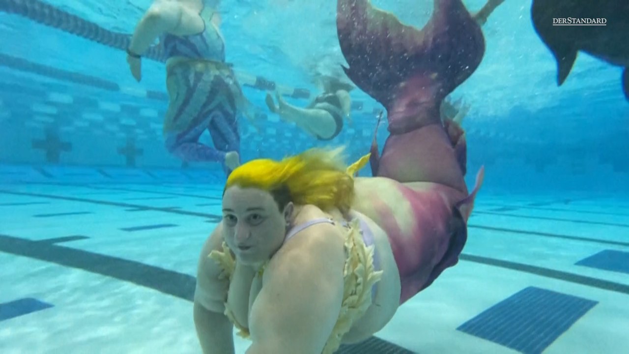 Bodypositive Nixen bei Meerjungfrauenmesse