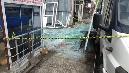 KAMYONETTEN İNDİRİLEN CAM BLOKLARIN ALTINDA KALAN CAMCI YARALANDI