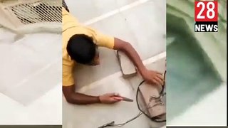 Funny video ! एक युवक बिजली की कर रहा था चोरी । Breaking Funny News ! UttarPradesh Viral Video