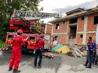 ÇATISI ÇÖKEN İNŞAAT ENKAZINDA İŞÇİLERİ KURTARMA MÜCADELESİ KAMERADA