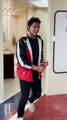 wanita ini kencing di toilet pria