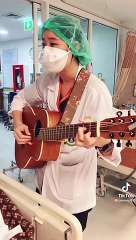 ประทับใจ หมอรพ.รามาฯ เล่นกีตาร์ร้องเพลง ให้ผู้ป่วยฟังระหว่างพักรักษาตัว