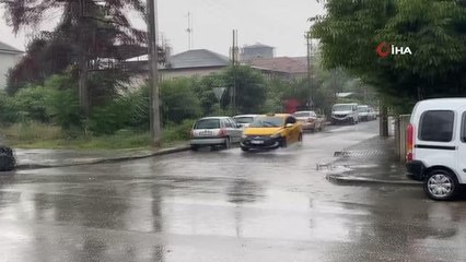 10 dakikalık sağanak sokakları göle çevirdi