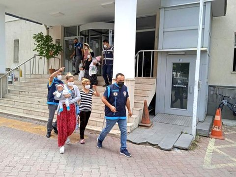 Kapılarını kırarak girdikleri evlerden ziynet eşyası çalan 7 kişi yakalandı