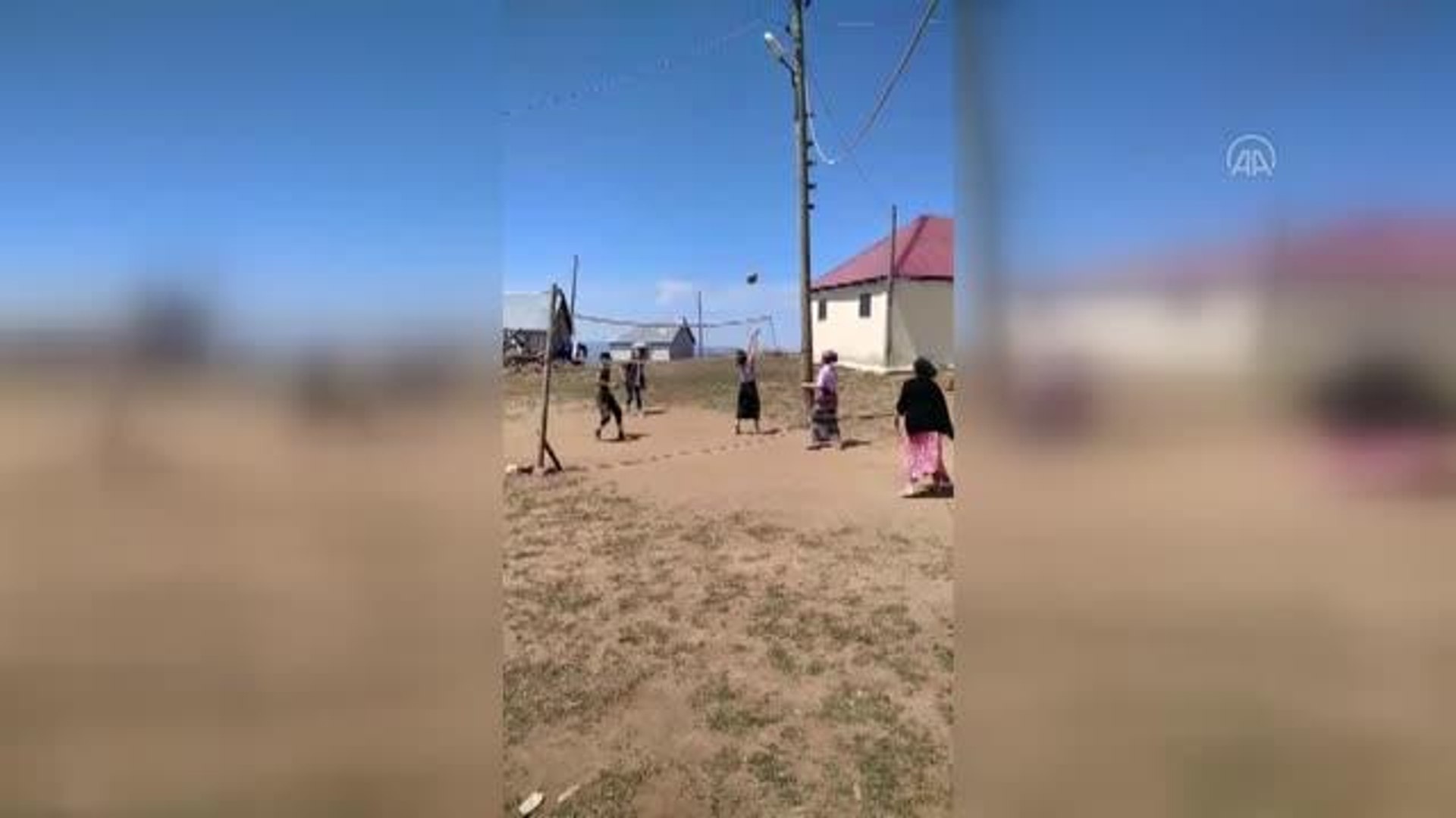 ⁣GÜMÜŞHANE - Genç kızların yaylada oynadıkları voleybol maçları büyük ilgi görüyor
