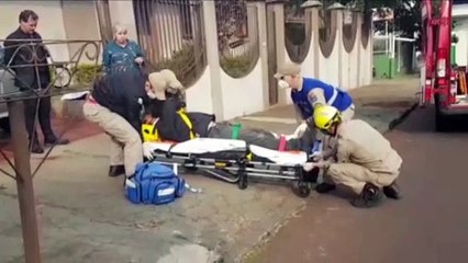 Motociclista quebra a perna após sofrer queda na Rua Presidente Kennedy