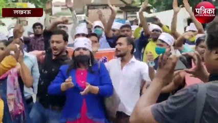 पानी की टंकी पर चढ़ कर सहायक शिक्षकों ने किया प्रदर्शन