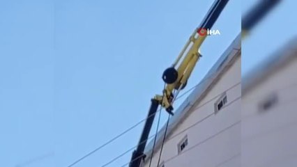 İnşaat işçisi çatıda asılı kaldı