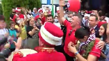 Busenaz Sürmeneli'ye mehterli karşılama: Bu madalya 'Türk kadını yapamaz' diyen herkese gelsin