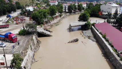 Kahvaltı hazırlarken selin sürüklediği tomruk duvarı patlattı