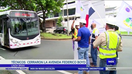Técnicos y plomeros cerraron la avenida Federico Boyd, en rechazo a la reducción de su campo laboral  - Nex Noticias