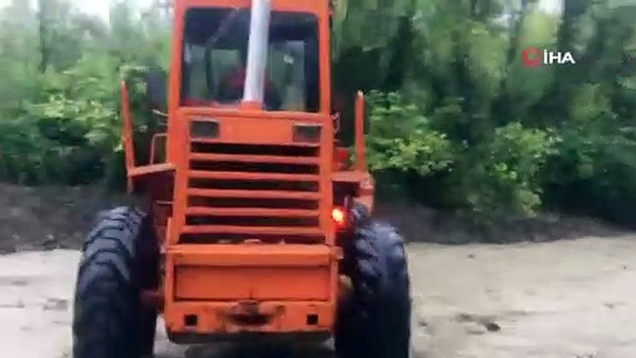 Dere yatağı taştı Bartın-Ulus karayolu ulaşıma...