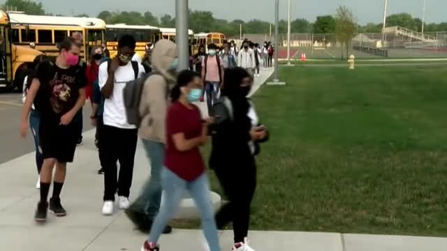 El gobernador de Florida prohíbe a las escuelas exigir el uso obligatorio de la mascarilla