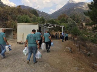 Son dakika haberi... Küçük Zeynep harçlıklarıyla hazırladığı gıda kolisini yangın mağdurlarına gönderdi