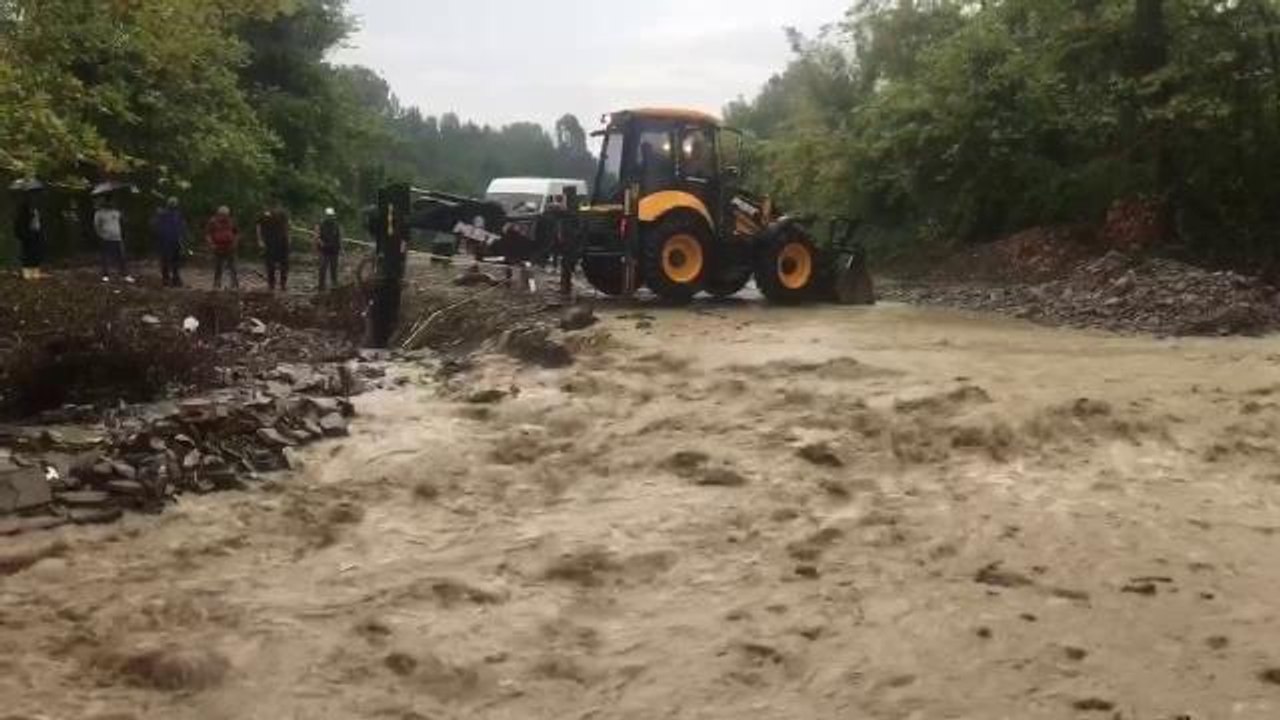Dere yatağı taştı: Bartın-Ulus karayolu ulaşıma kapandı
