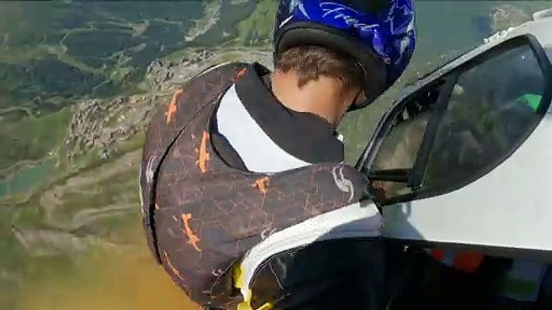 ⁣Француз в вингсьюте пролетел над горнолыжным курортом в Альпах